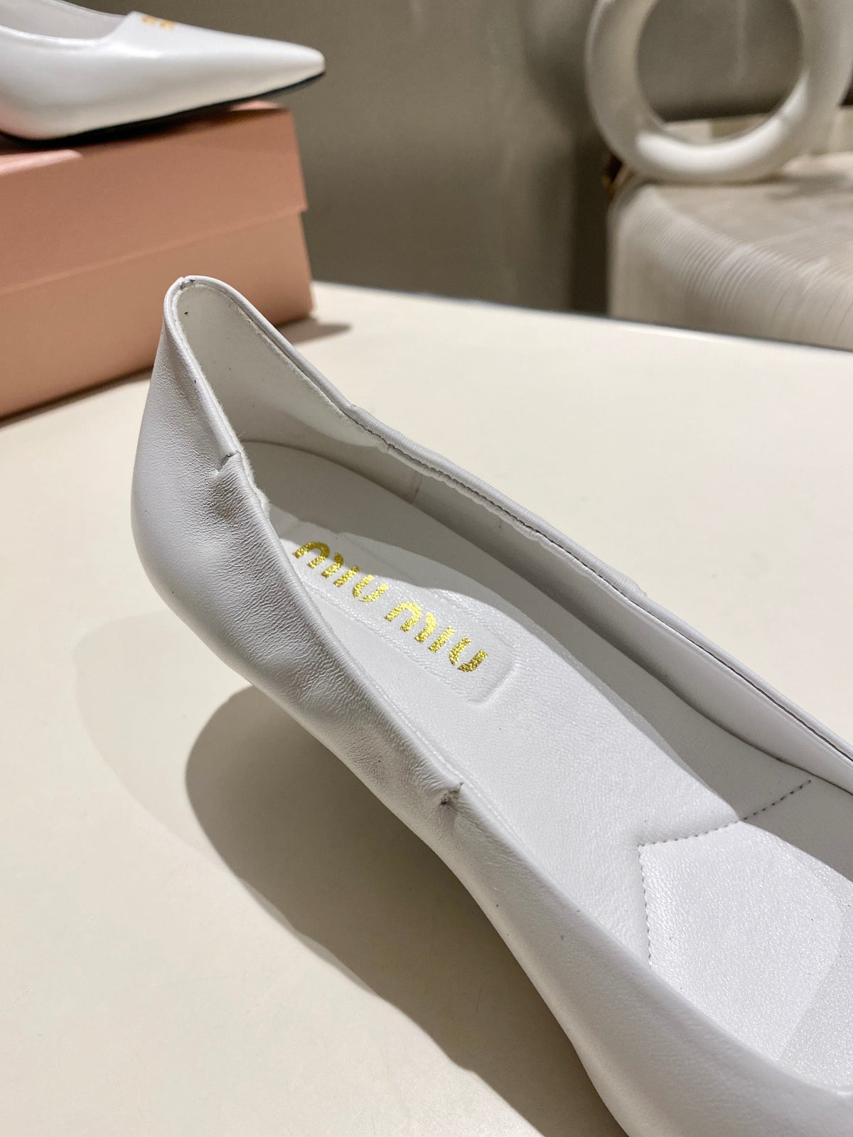 POINTED-TOE MID HEEL PUMPS IN WHITE SMOOTH LAMBSKIN