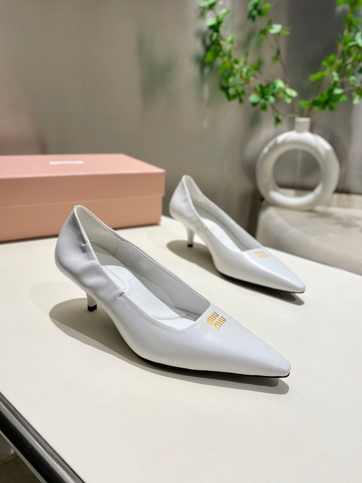POINTED-TOE MID HEEL PUMPS IN WHITE SMOOTH LAMBSKIN