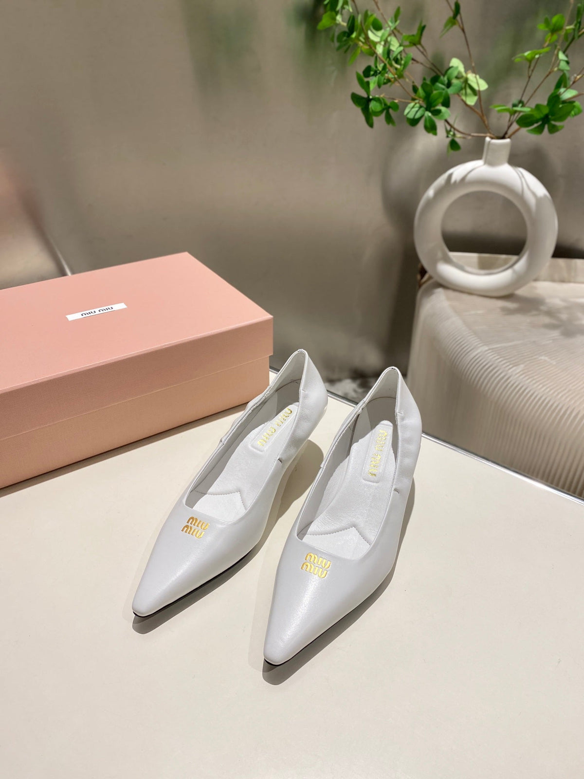 POINTED-TOE MID HEEL PUMPS IN WHITE SMOOTH LAMBSKIN