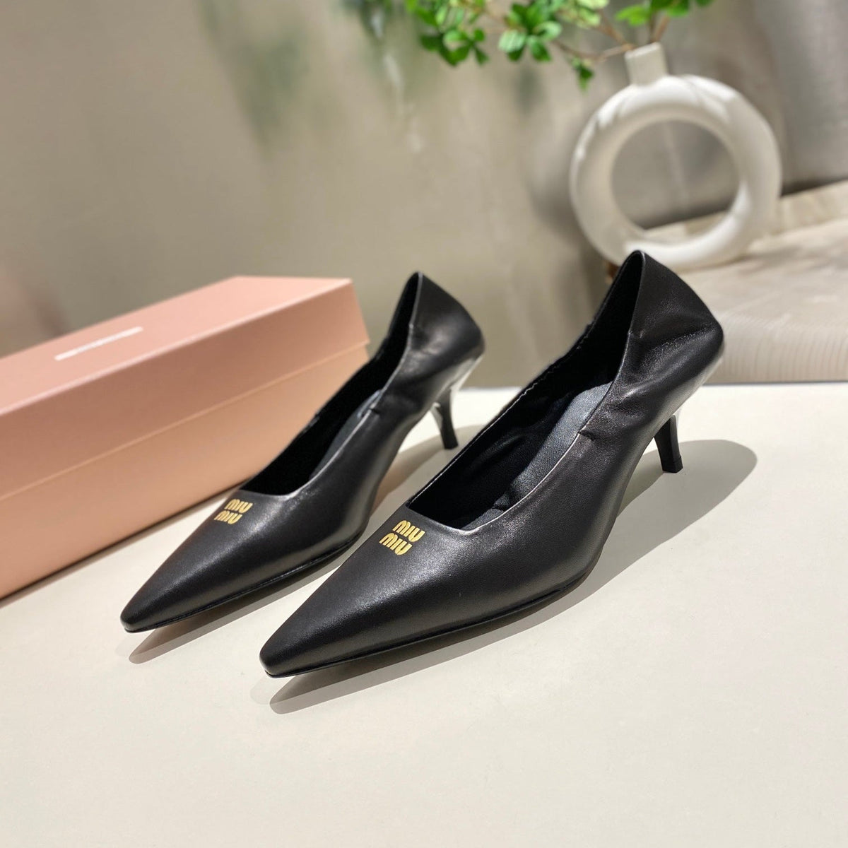 POINTED-TOE MID HEEL PUMPS IN BLACK SMOOTH LAMBSKIN
