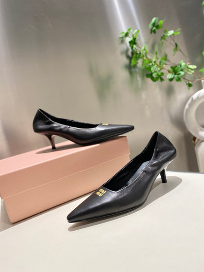 POINTED-TOE MID HEEL PUMPS IN BLACK SMOOTH LAMBSKIN