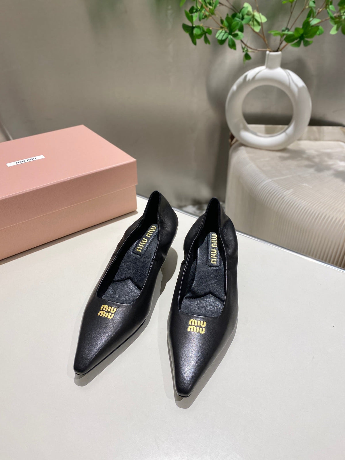 POINTED-TOE MID HEEL PUMPS IN BLACK SMOOTH LAMBSKIN