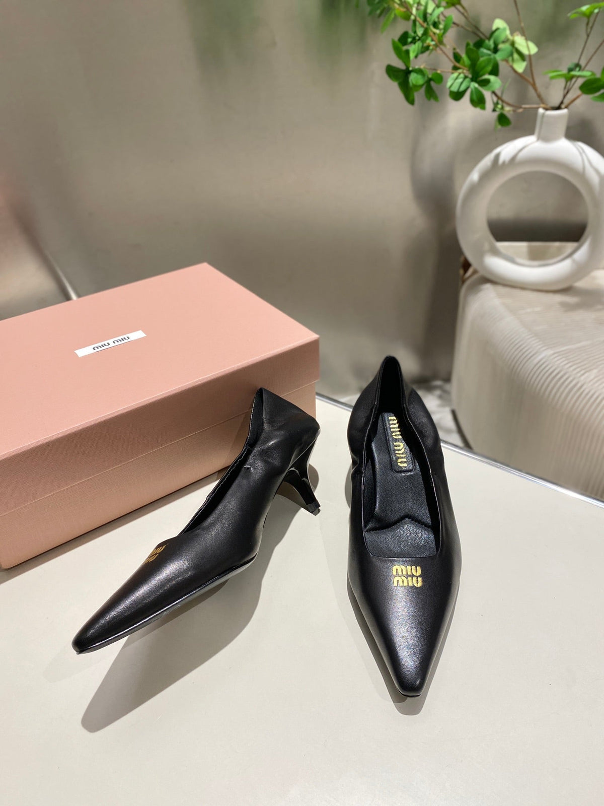 POINTED-TOE MID HEEL PUMPS IN BLACK SMOOTH LAMBSKIN