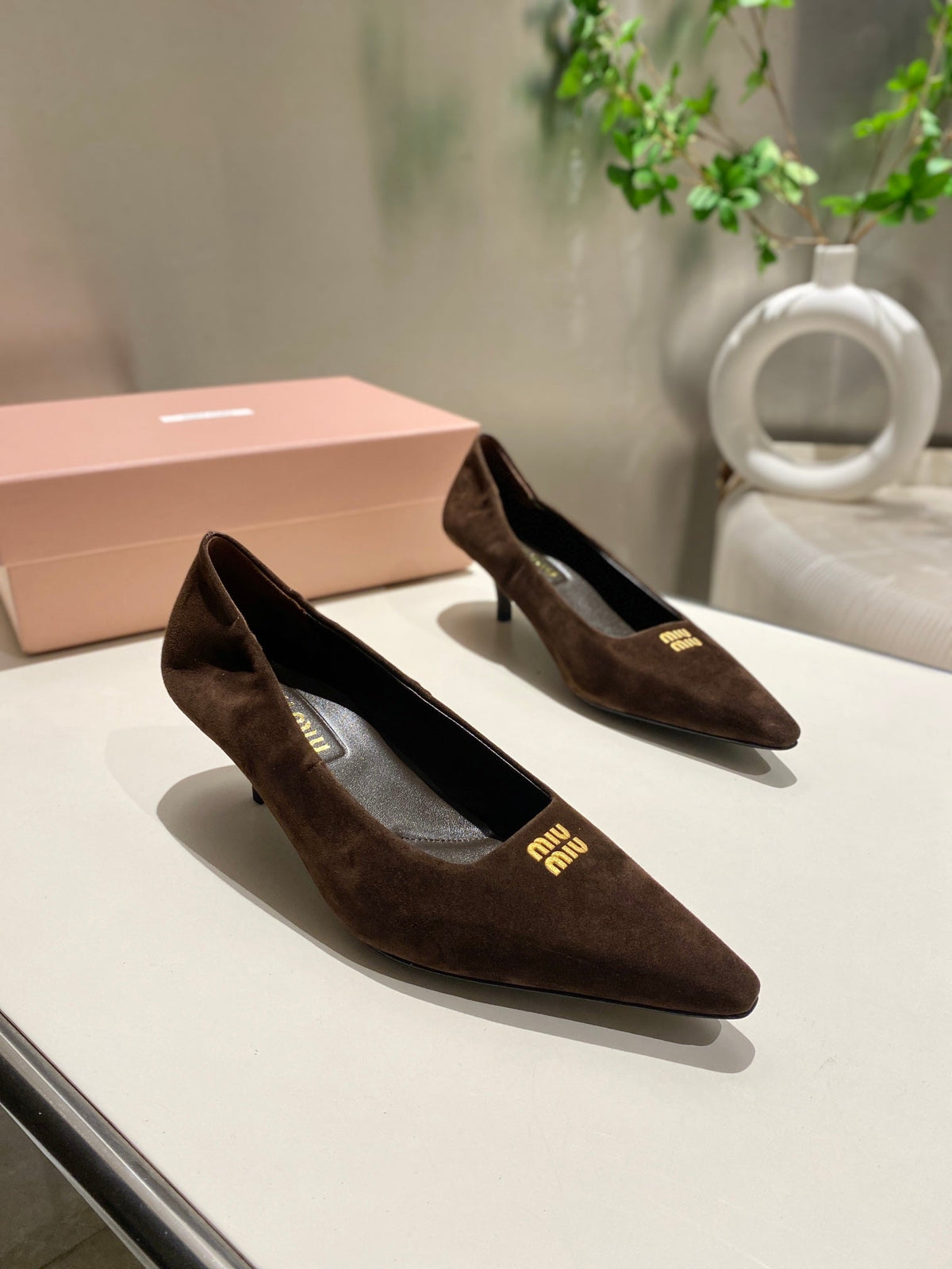 POINTED-TOE MID HEEL PUMPS IN CHOCOLATE SUEDE