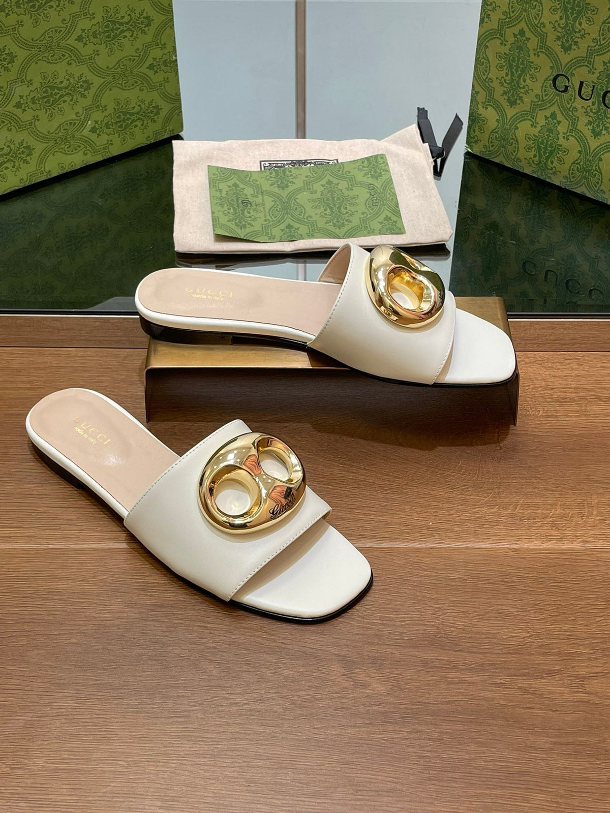 FLAT MULE IN WHITE CALFSKIN WITH GOLD HARDWARE