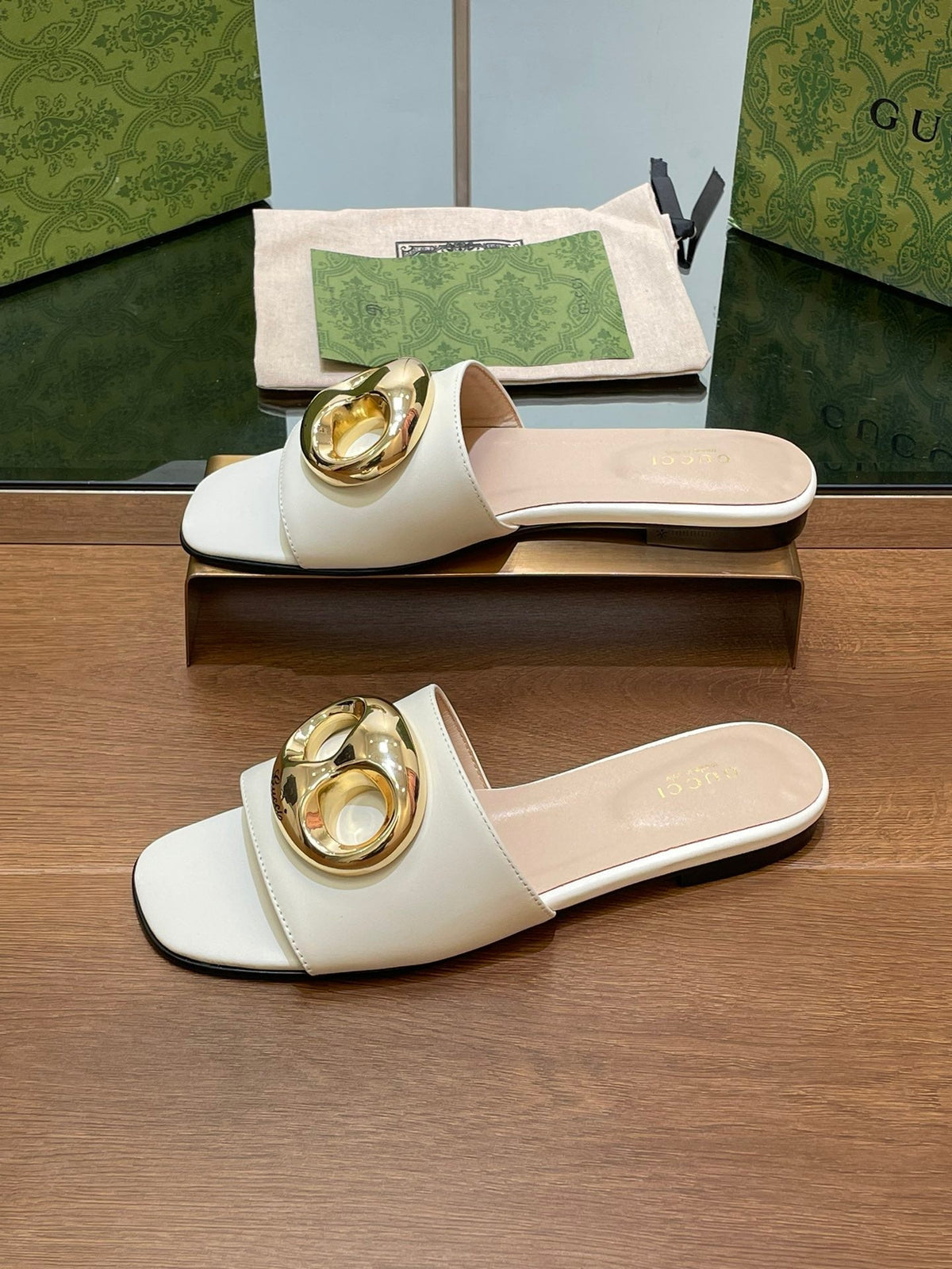 FLAT MULE IN WHITE CALFSKIN WITH GOLD HARDWARE