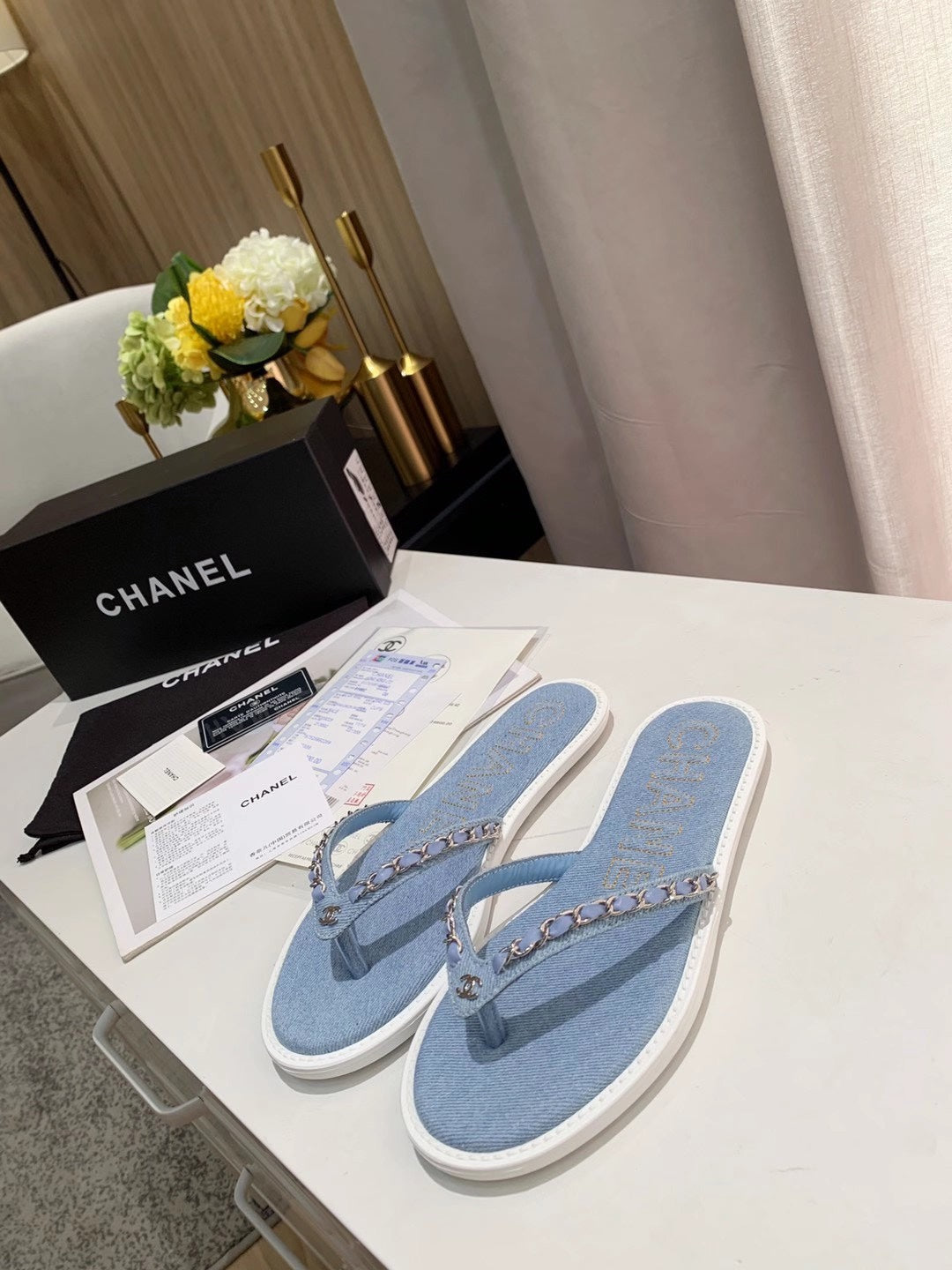 THONG SLIPPERS IN LIGHT BLUE DENIM