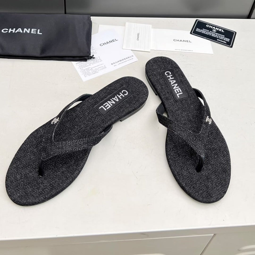 THONG SLIPPERS IN BLACK DENIM