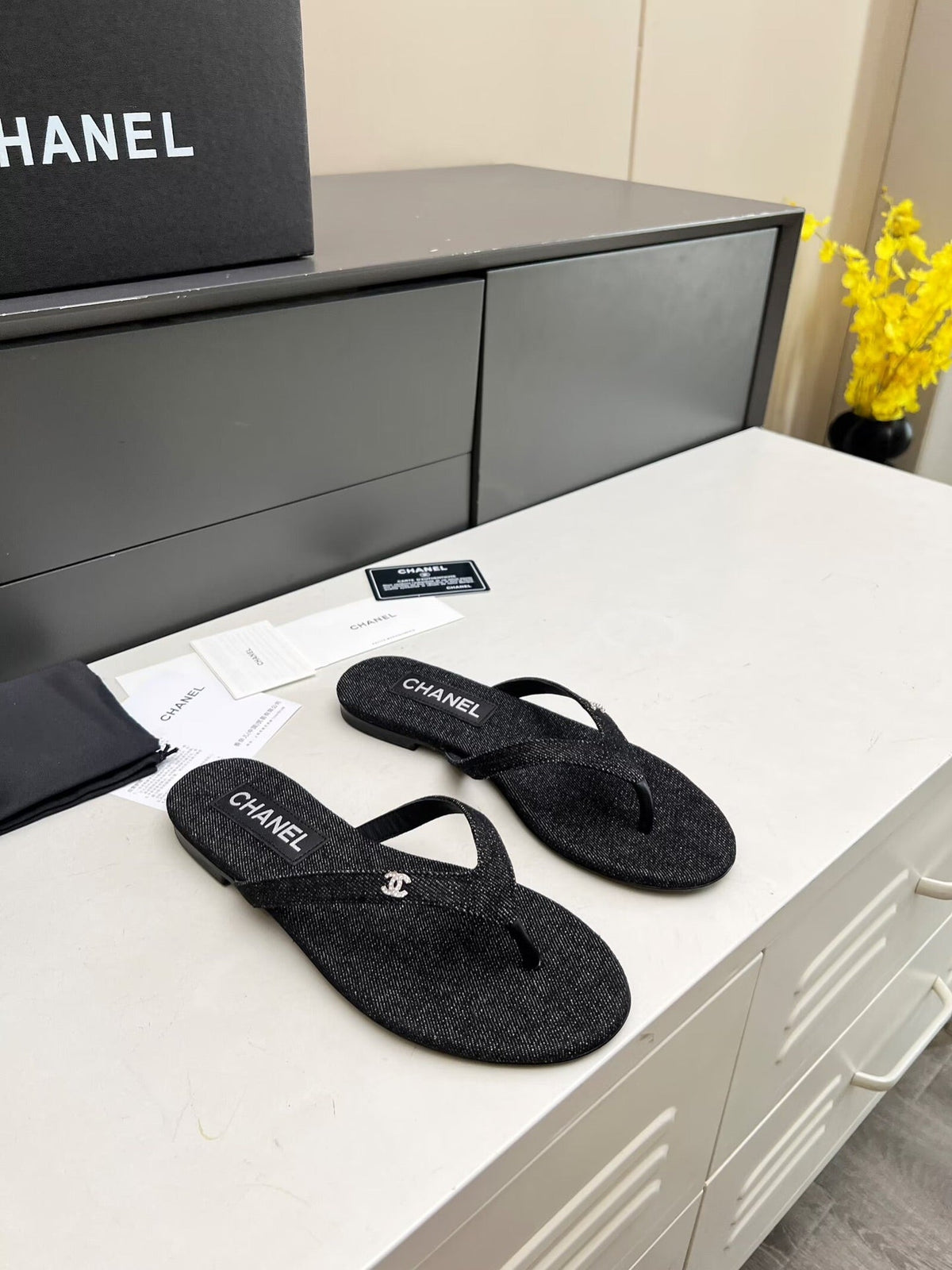 THONG SLIPPERS IN BLACK DENIM