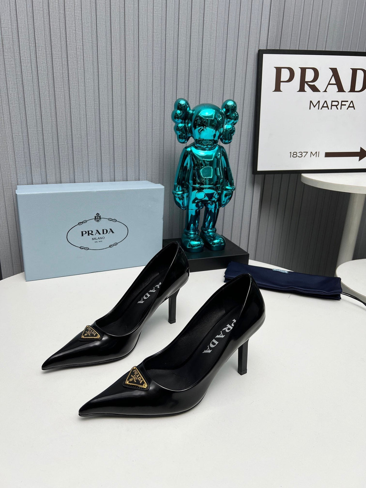 HIGH-HEEL PUMPS IN BLACK CALFSKIN