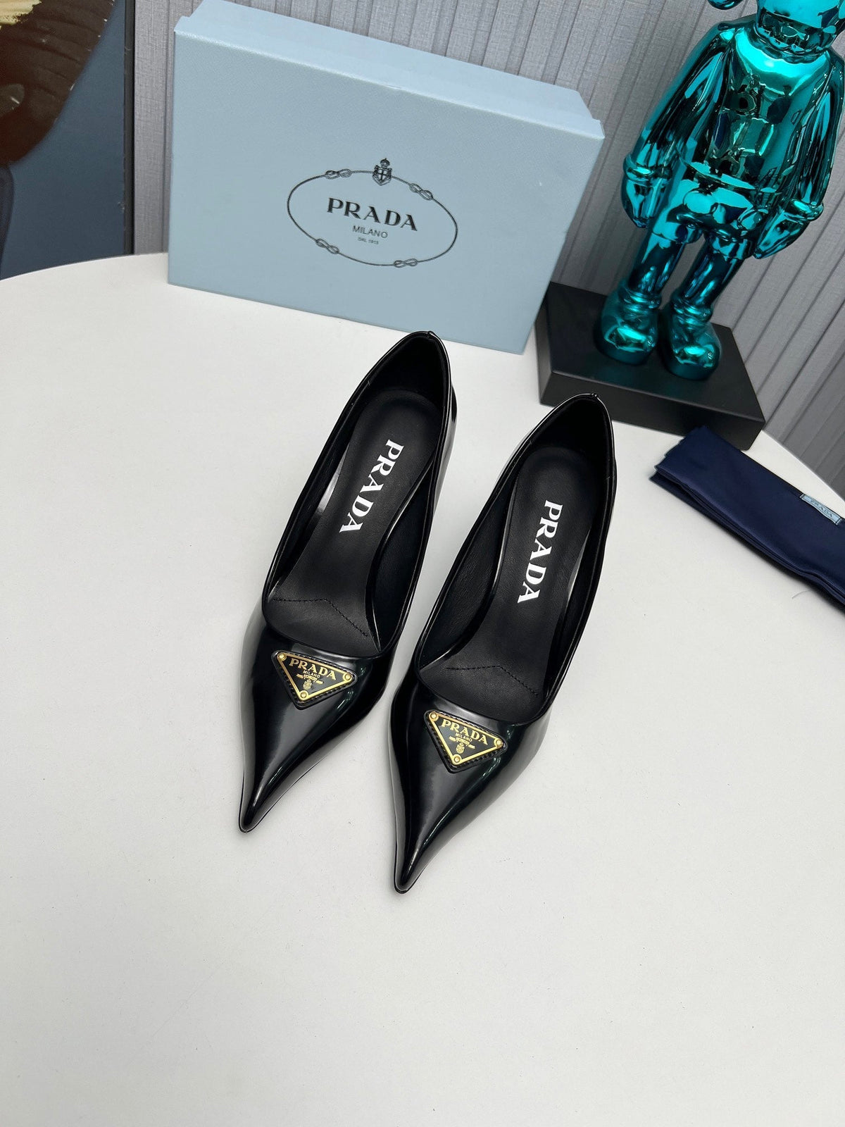 HIGH-HEEL PUMPS IN BLACK CALFSKIN