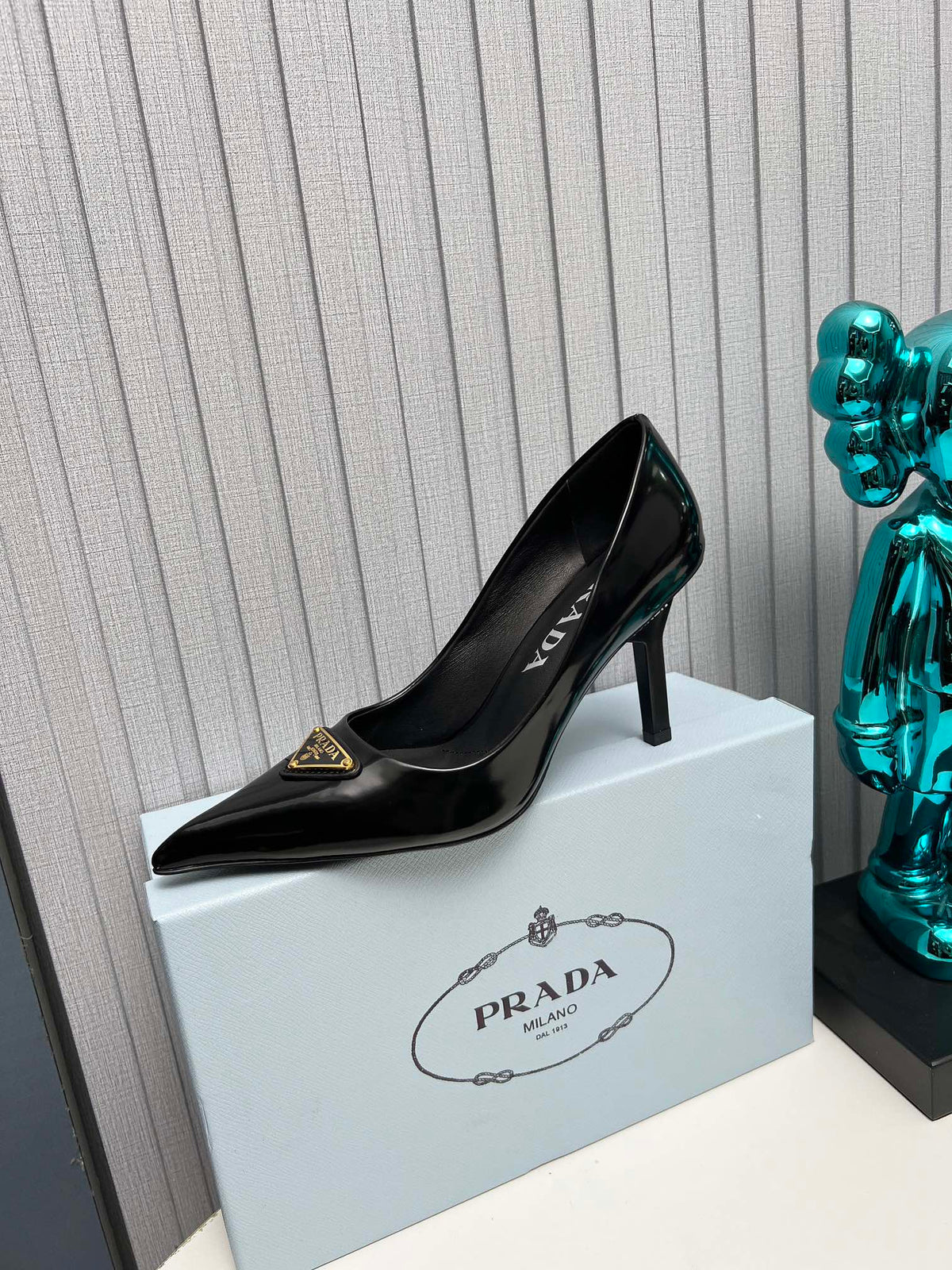 HIGH-HEEL PUMPS IN BLACK CALFSKIN