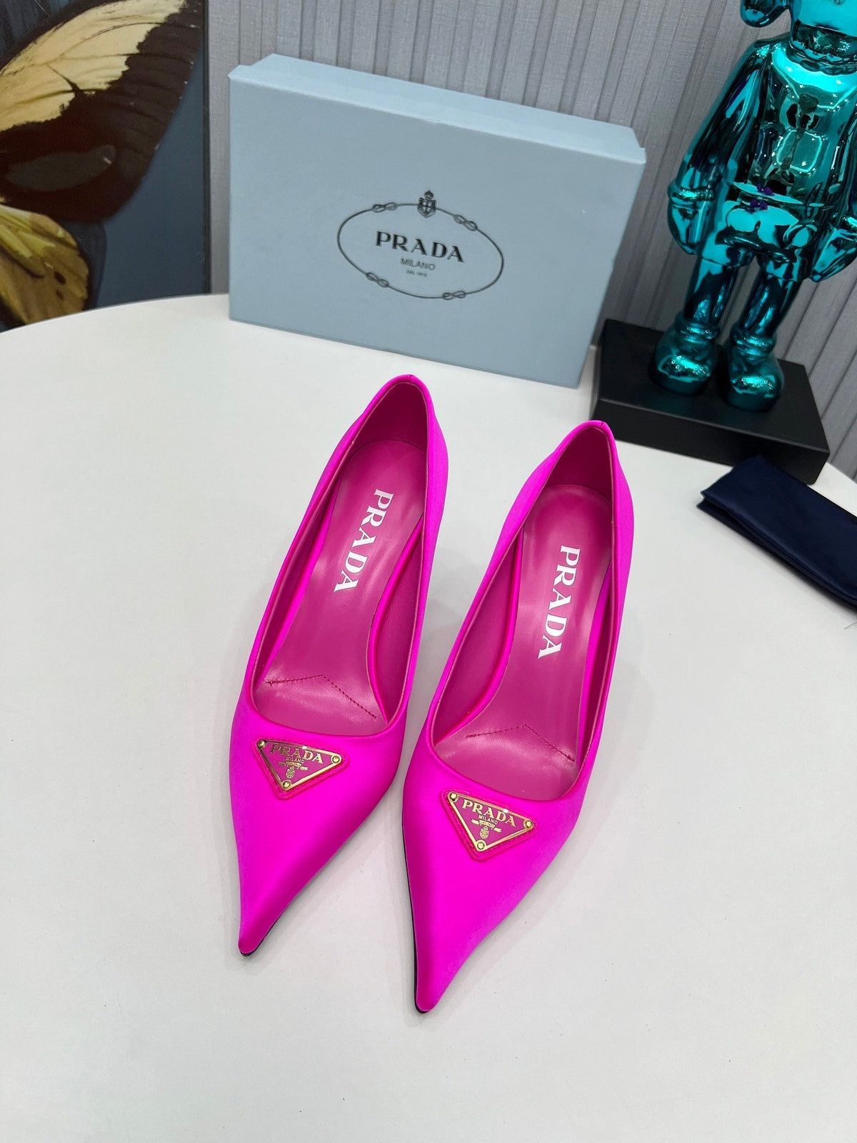 HIGH-HEEL PUMPS IN HOT PINK SATIN