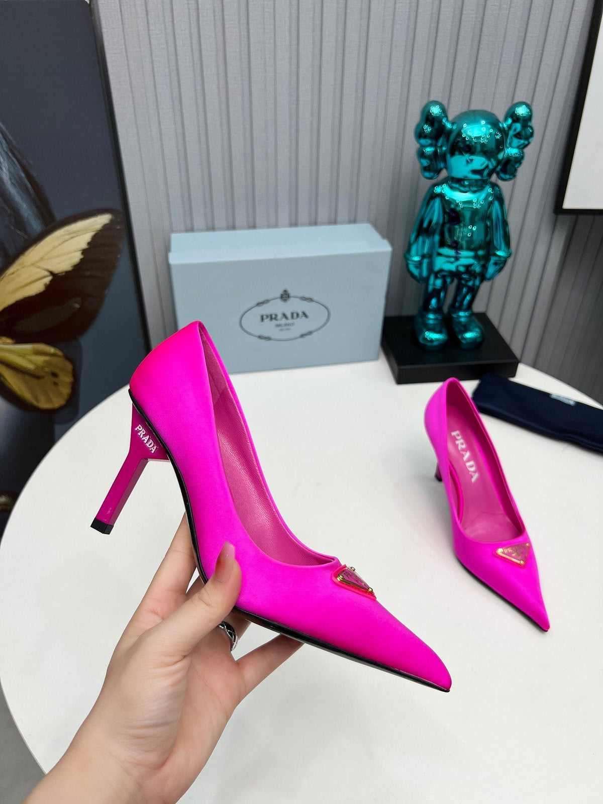 HIGH-HEEL PUMPS IN HOT PINK SATIN