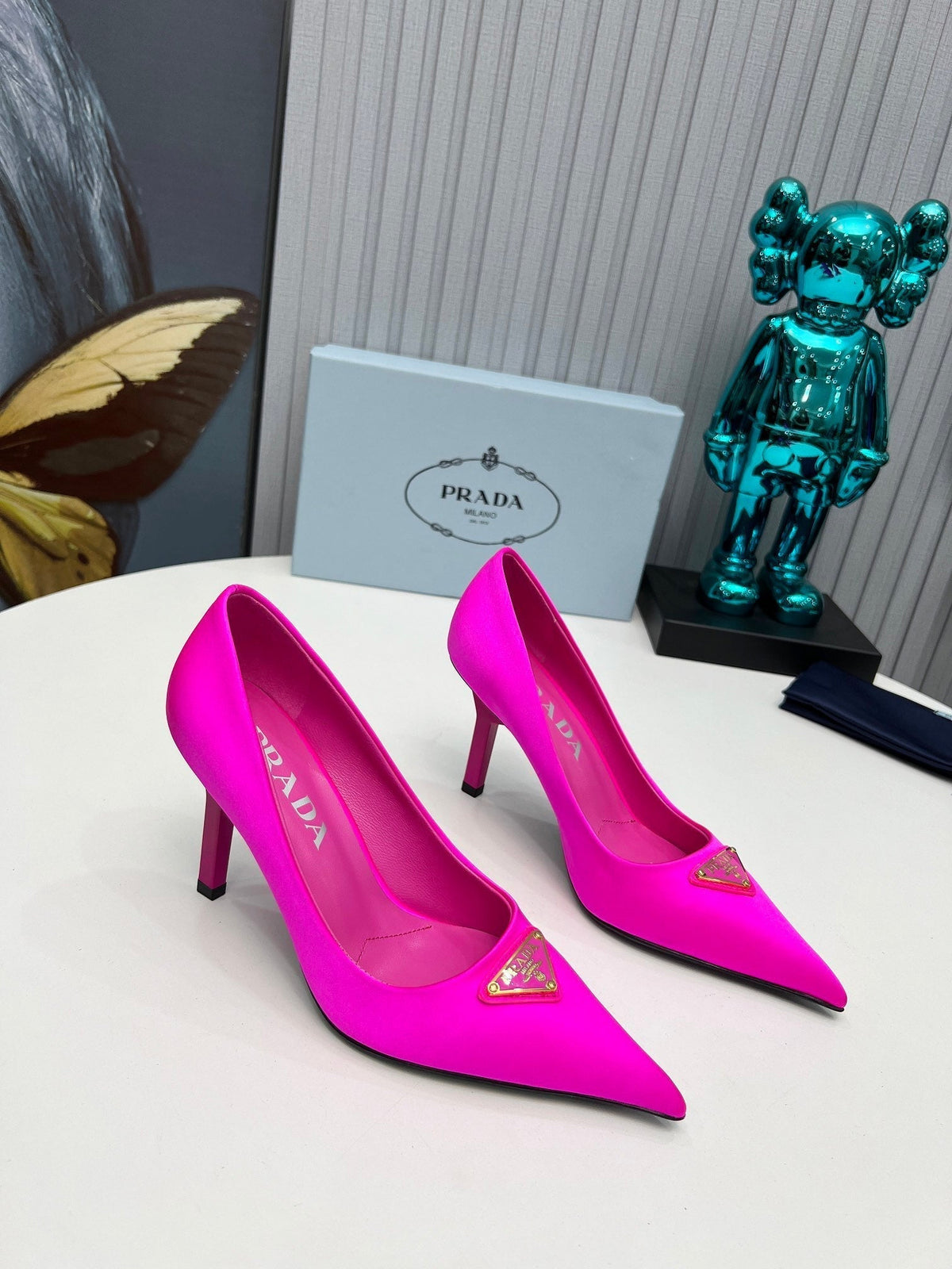HIGH-HEEL PUMPS IN HOT PINK SATIN