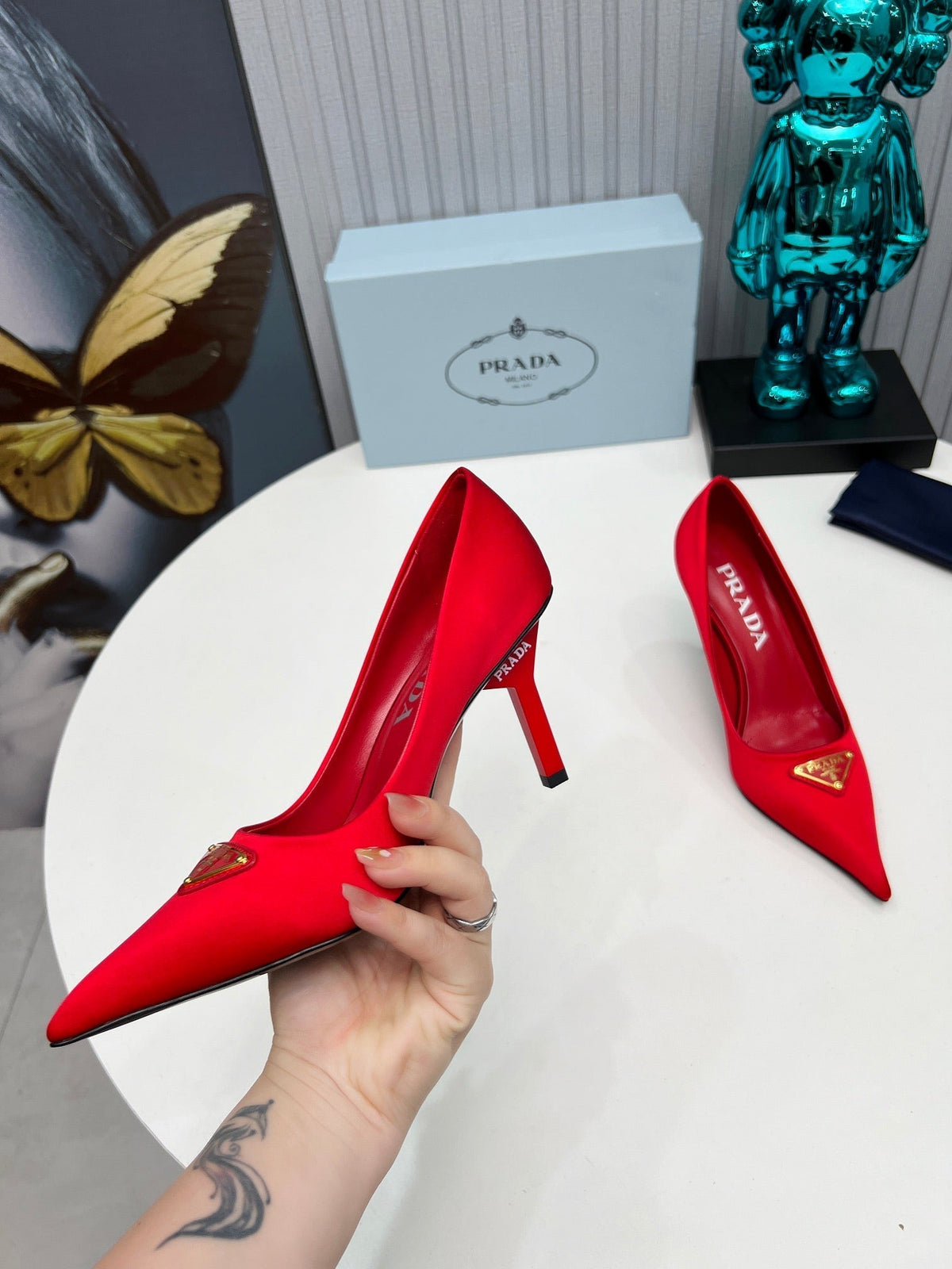 HIGH-HEEL PUMPS IN RED SATIN