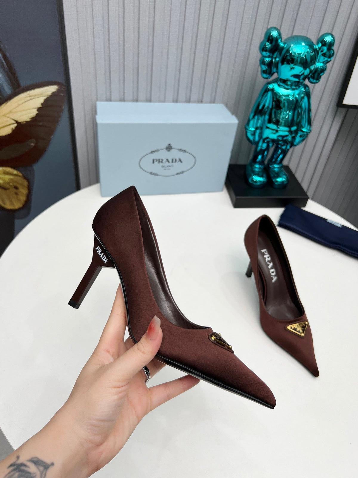 HIGH-HEEL PUMPS IN CHOCOLATE BROWN SATIN