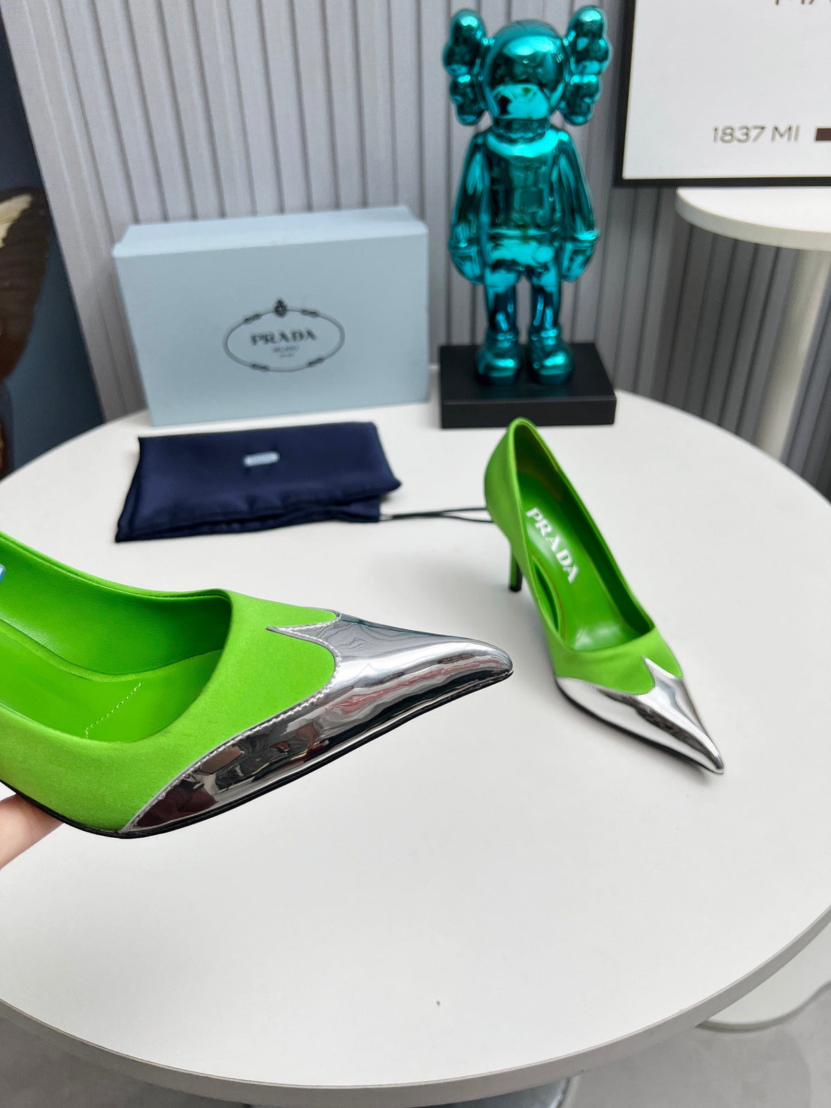 HIGH POINTED-TOE PUMPS IN LIME GREEN MIX SILVER SATIN