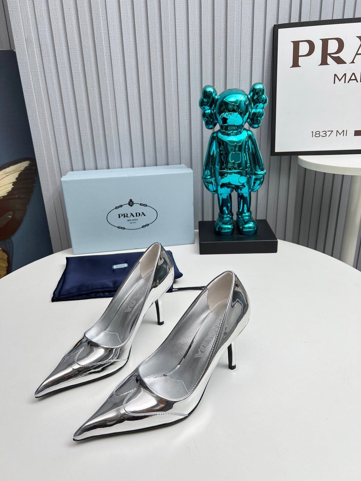 HIGH POINTED-TOE PUMPS IN SILVER GLOSSY CALFSKIN