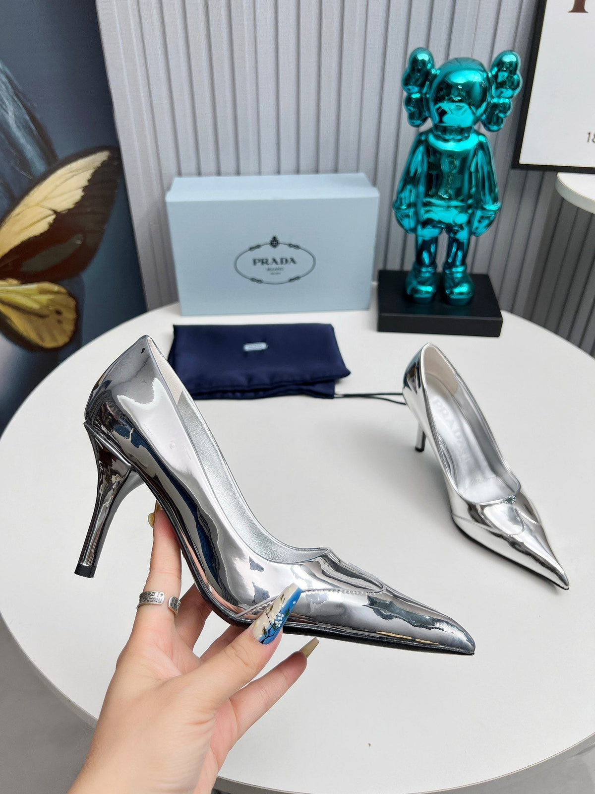 HIGH POINTED-TOE PUMPS IN SILVER GLOSSY CALFSKIN