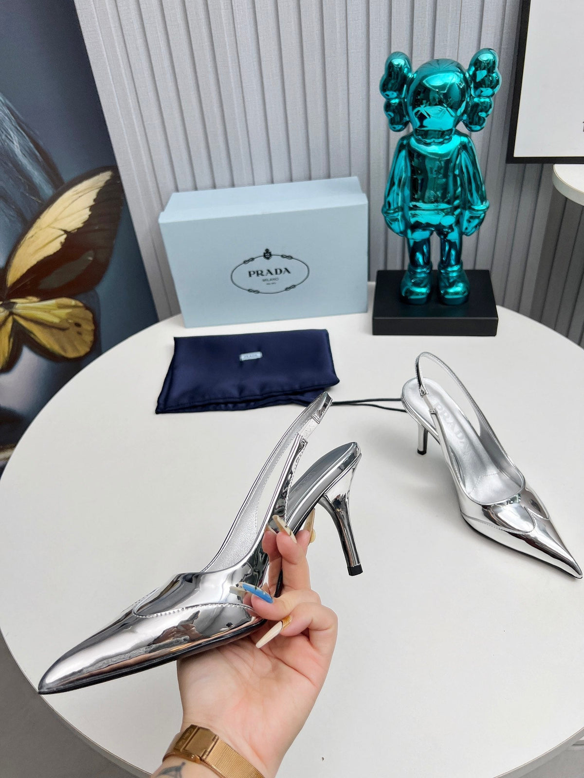 HIGH SLING BACK PUMPS IN SILVER GLOSSY CALFSKIN