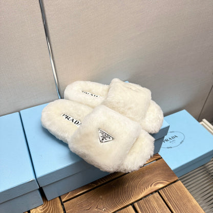 THICK-SOLED FUR SLIDES WHITE WITH TRIANGLE LOGO