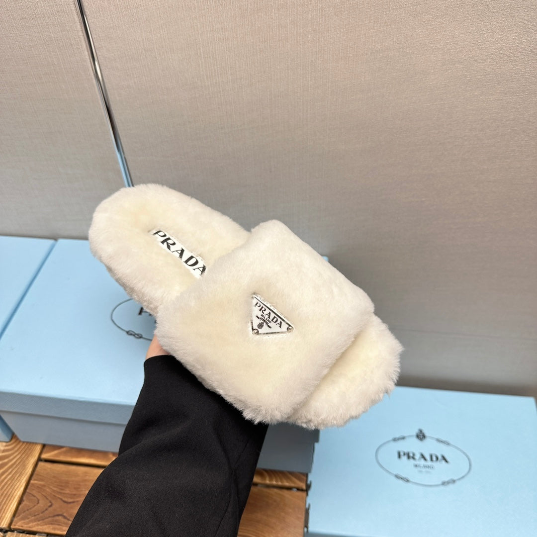 THICK-SOLED FUR SLIDES WHITE WITH TRIANGLE LOGO