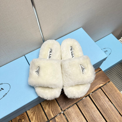 THICK-SOLED FUR SLIDES WHITE WITH TRIANGLE LOGO