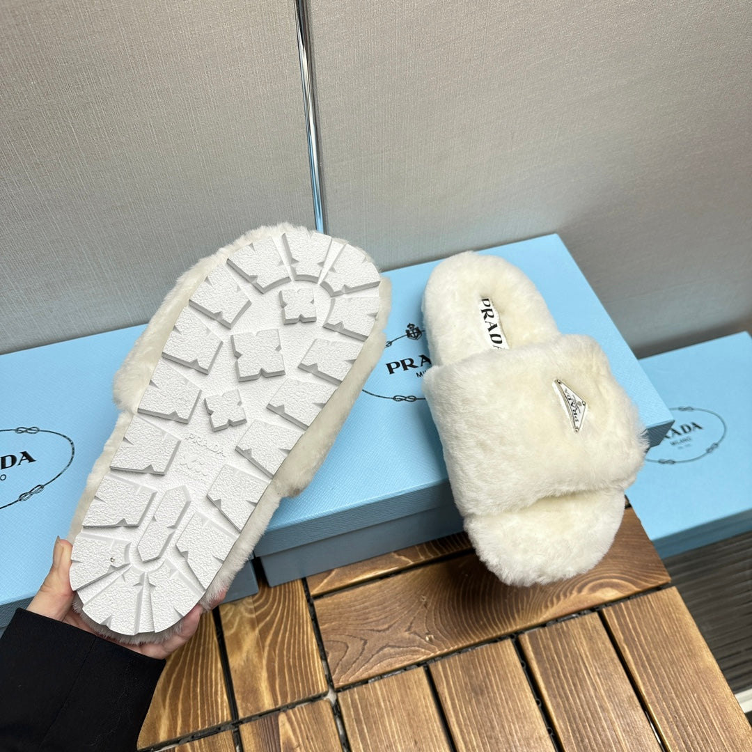 THICK-SOLED FUR SLIDES WHITE WITH TRIANGLE LOGO