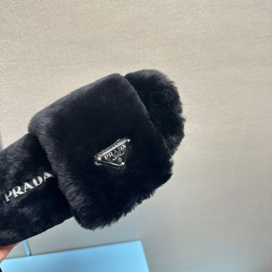 THICK-SOLED FUR SLIDES BLACK WITH TRIANGLE LOGO