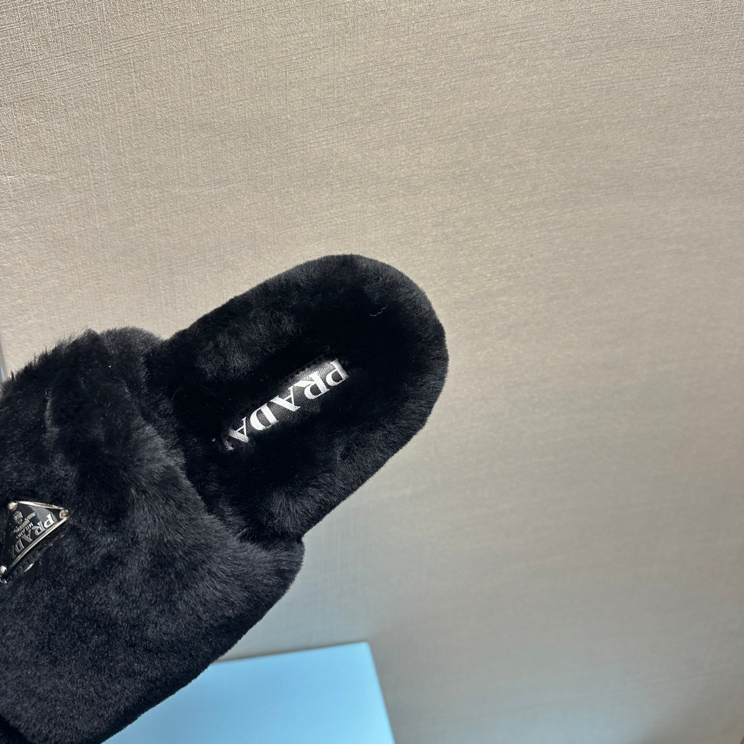 THICK-SOLED FUR SLIDES BLACK WITH TRIANGLE LOGO