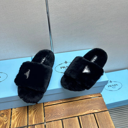 THICK-SOLED FUR SLIDES BLACK WITH TRIANGLE LOGO