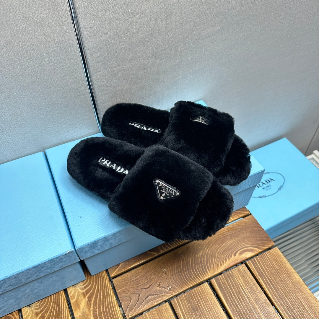 THICK-SOLED FUR SLIDES BLACK WITH TRIANGLE LOGO