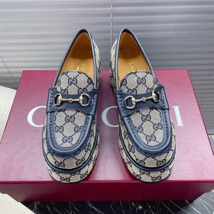 HORSEBIT PLATFORM LOAFER IN TAN BEIGEMONOGRAM JACQUARD FABRIC AND NAVY BLUE CALFSKIN