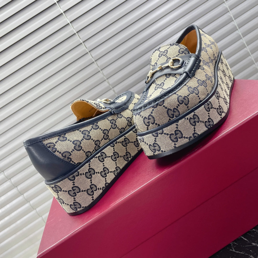 HORSEBIT PLATFORM LOAFER IN TAN BEIGEMONOGRAM JACQUARD FABRIC AND NAVY BLUE CALFSKIN