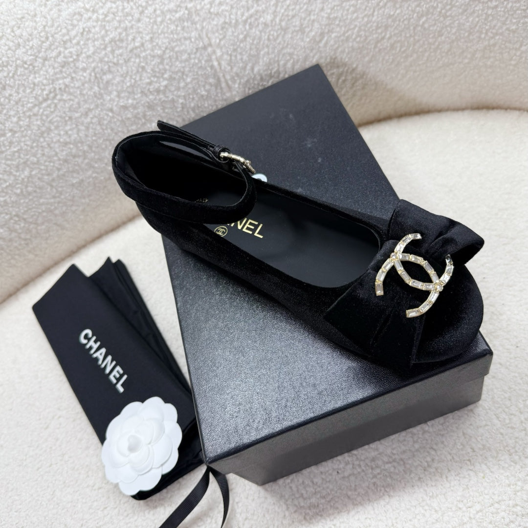 MARY JANE SHOES IN BLACK VELVET