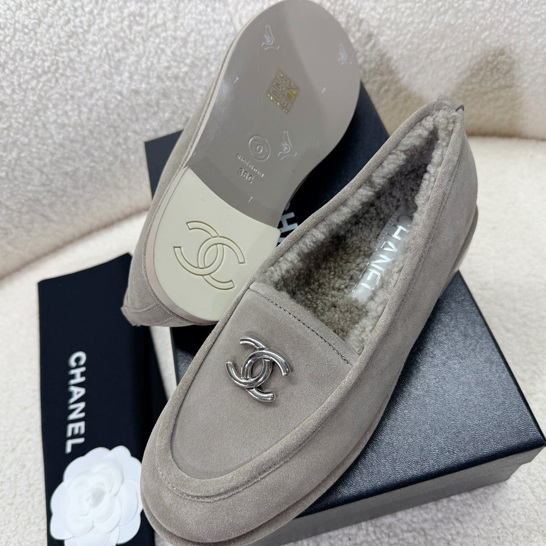 LOAFER IN SMOKE GRAY SUEDE AND WOOL LINING