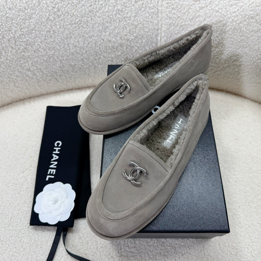 LOAFER IN SMOKE GRAY SUEDE AND WOOL LINING