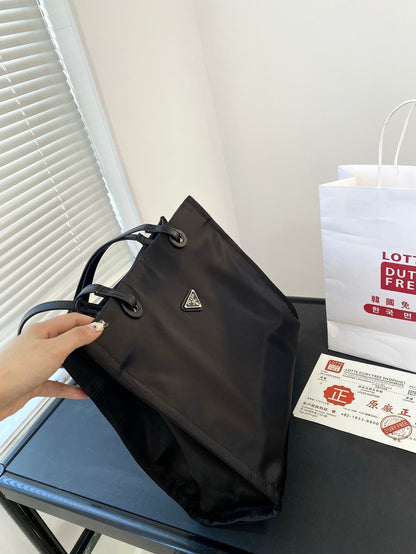 MEDIUM TOTE BAG 36 IN BLACK RE-NYLON FABRIC