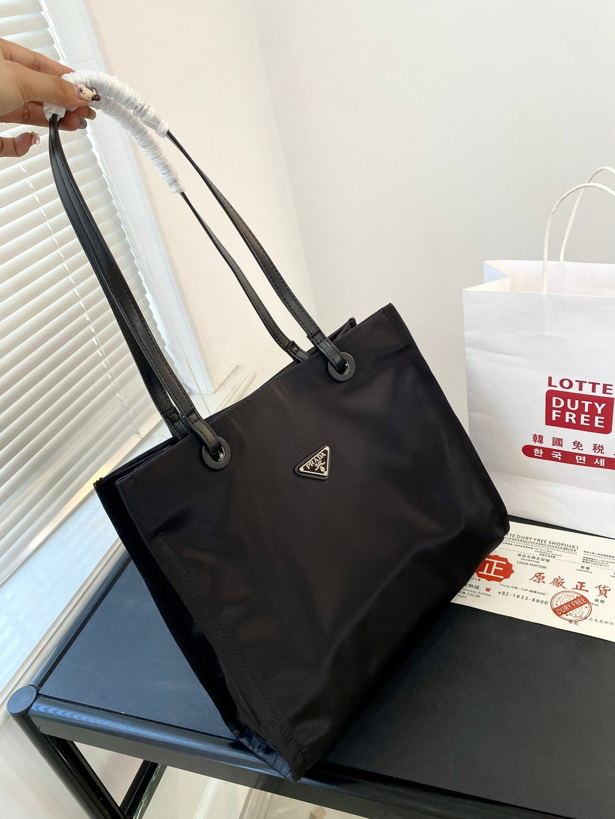 MEDIUM TOTE BAG 36 IN BLACK RE-NYLON FABRIC