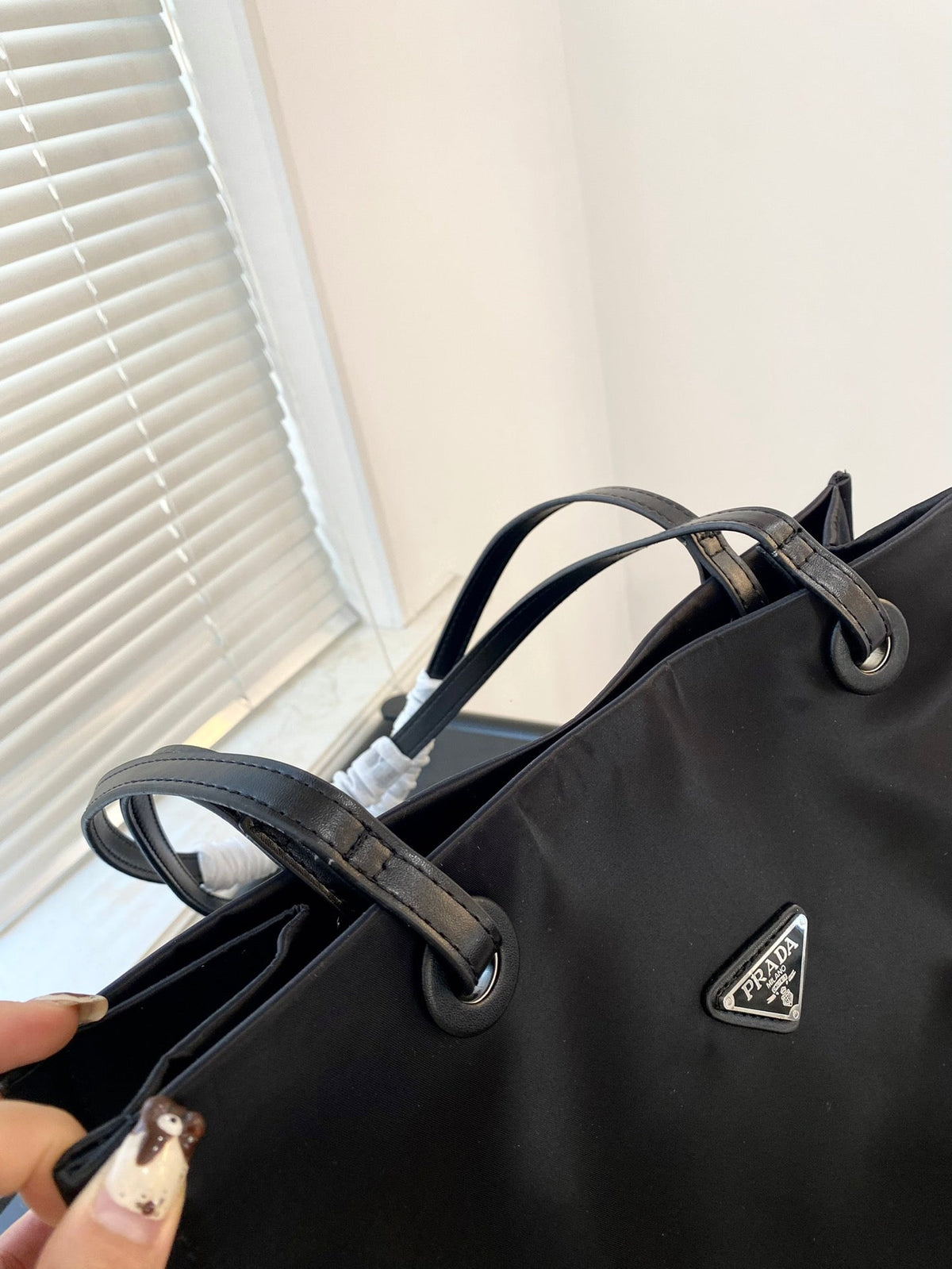 MEDIUM TOTE BAG 36 IN BLACK RE-NYLON FABRIC