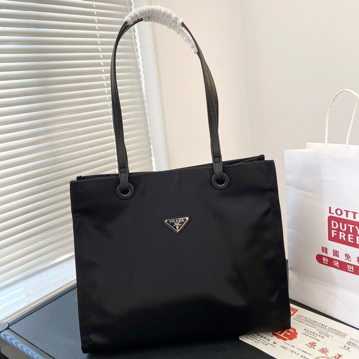 MEDIUM TOTE BAG 36 IN BLACK RE-NYLON FABRIC