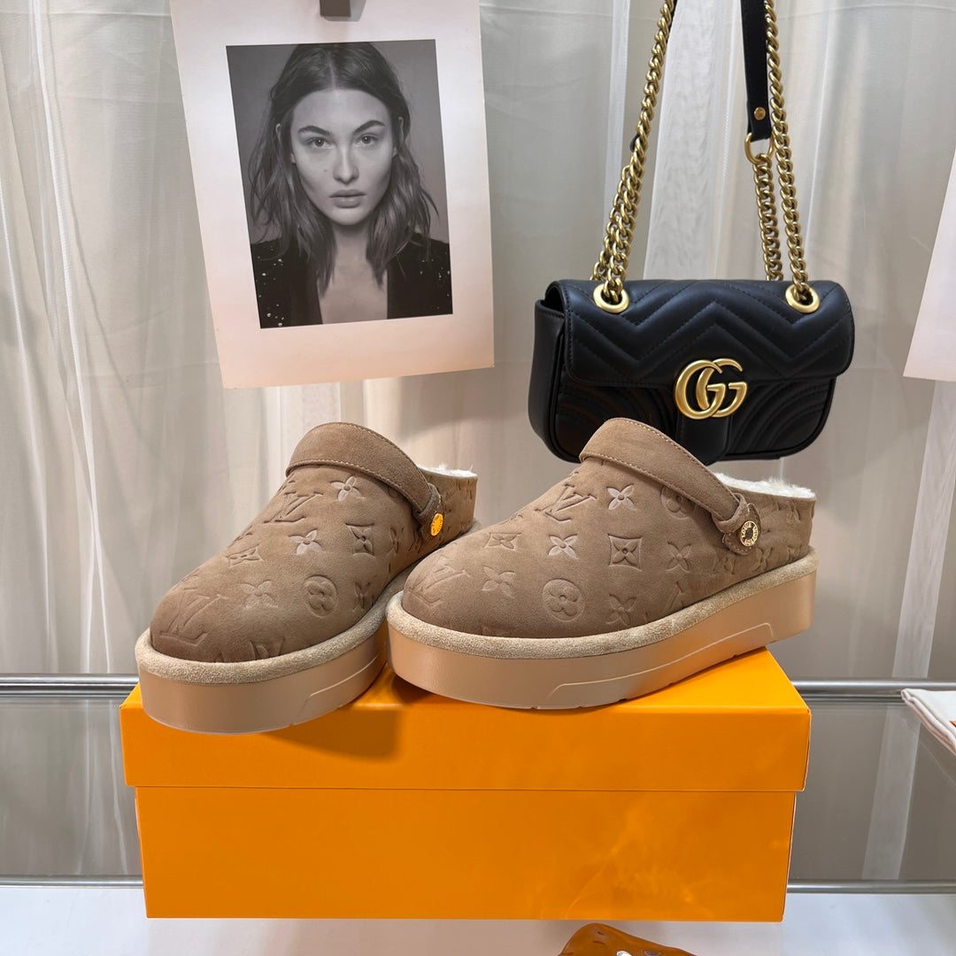 LV WOMEN'S COSY FLAT COMFORT CLOGS IN ASH BROWN MONOGRAM SUEDE