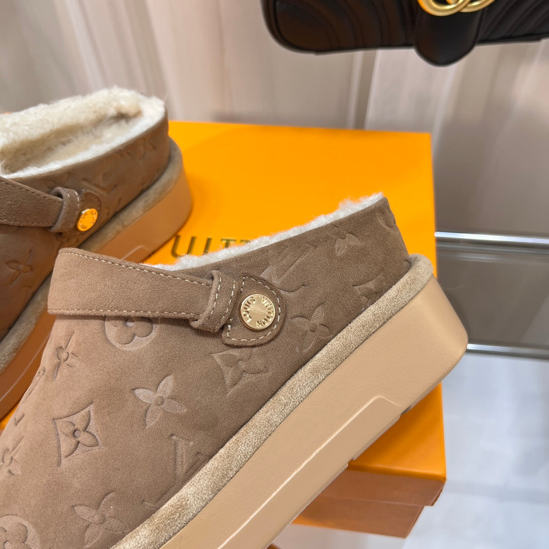 LV WOMEN'S COSY FLAT COMFORT CLOGS IN ASH BROWN MONOGRAM SUEDE