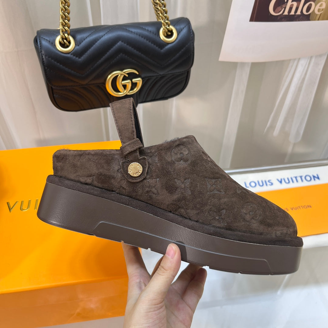 LV WOMEN'S COSY FLAT COMFORT CLOGS IN CHOCOLATE BROWN MONOGRAM SUEDE