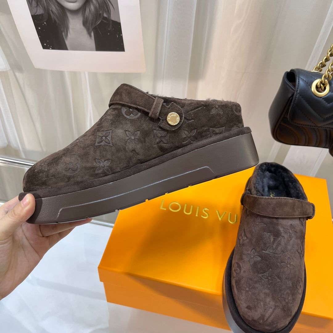 LV WOMEN'S COSY FLAT COMFORT CLOGS IN CHOCOLATE BROWN MONOGRAM SUEDE