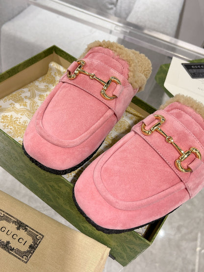 HORSEBIT MULE IN SALMON PINK SUEDE AND FLEECE LINING