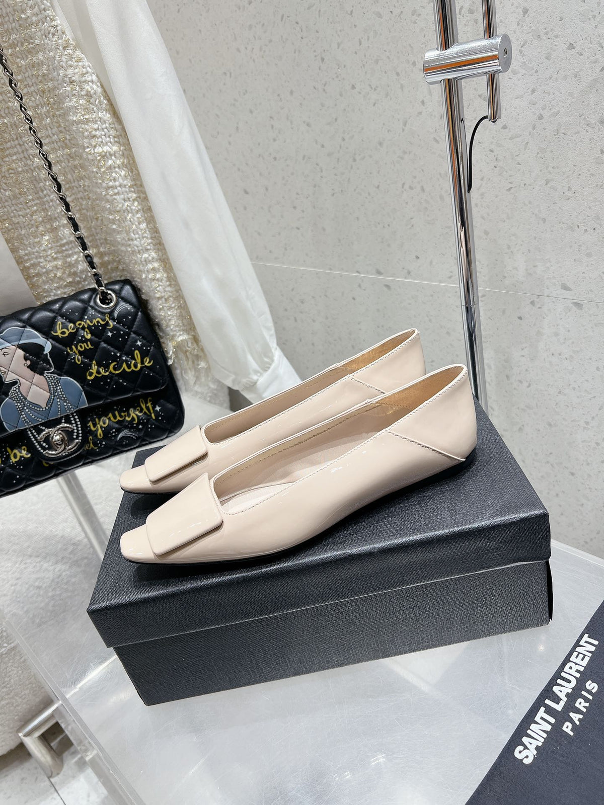 BALLERINA FLATS IN BEIGE CREAM PATENT CALFSKIN