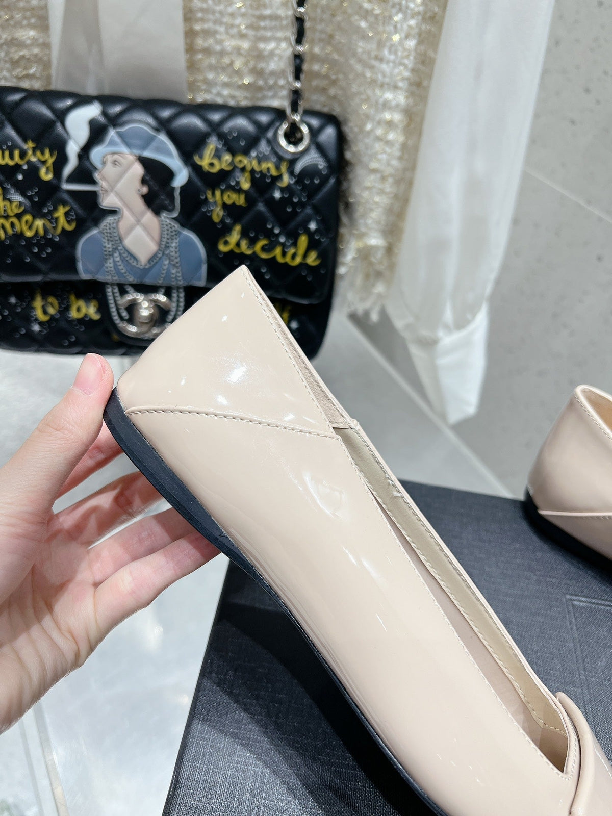 BALLERINA FLATS IN BEIGE CREAM PATENT CALFSKIN