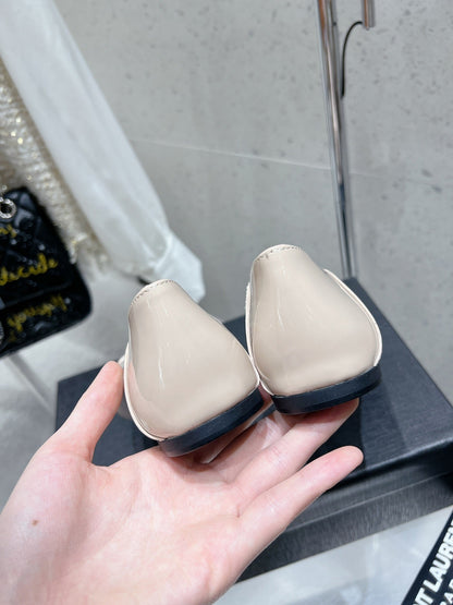 BALLERINA FLATS IN BEIGE CREAM PATENT CALFSKIN